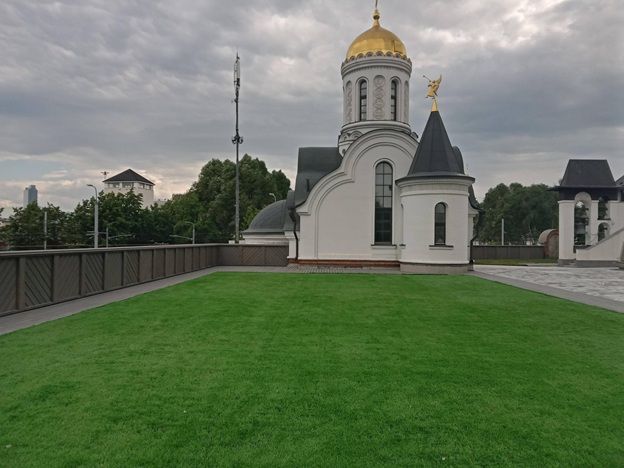 Парапет, дорожки и терраса летом